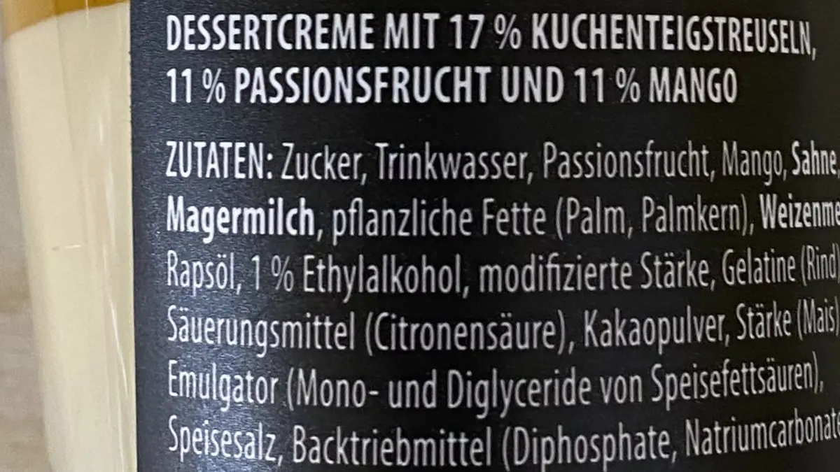 Zutatenliste eines Glases Dessertcreme