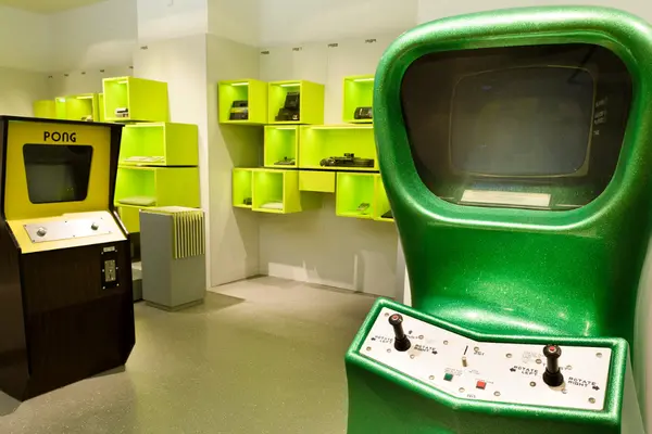 Zwei alte Spielautomaten im Computerspielemuseum Berlin