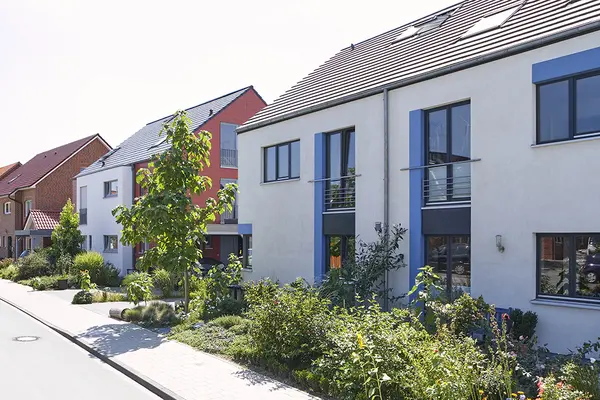 Vorgärten einer Reihenhaussiedlung