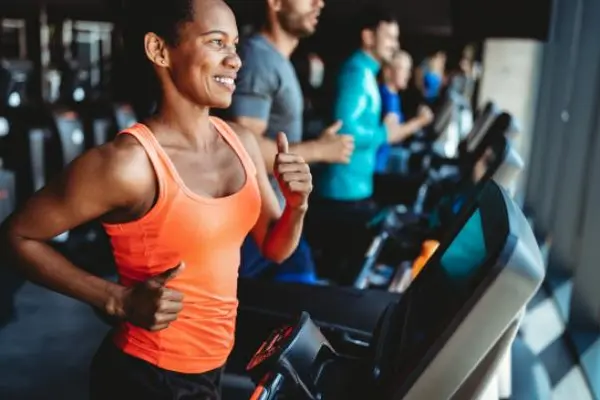 Menschen trainieren im Fitness-Studio