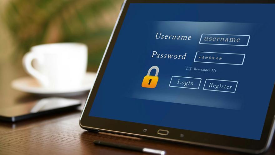 Aufgestelltes Tablet neben einer Kaffeetasse zeigt Login-Bereich mit Eingabefeldern für Name und Passwort