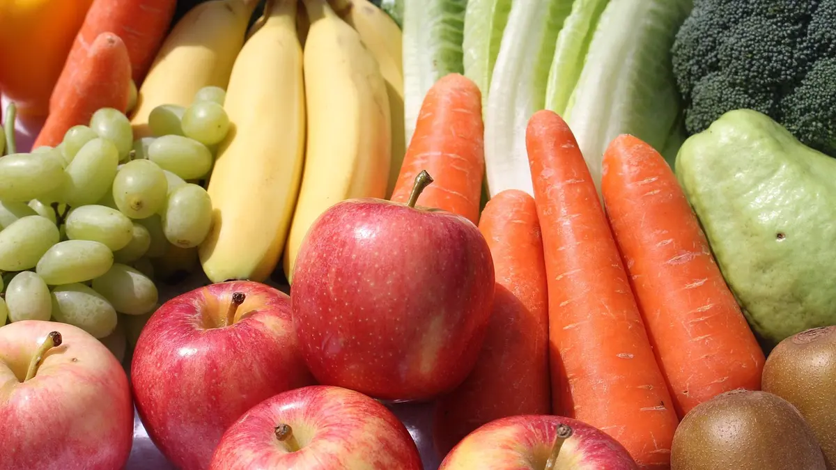 Obst und Gemüse liegen in einer Auslage