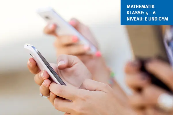 Mehrere Hände halten Smartphones