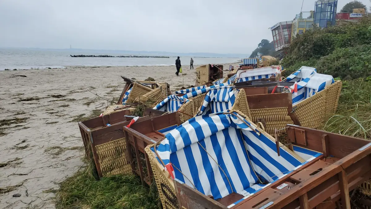 angeschwemmte Strandkörbe am Strand in Schilksee