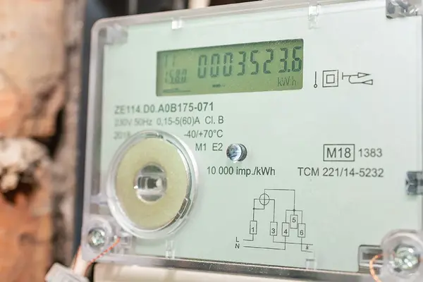 Smart-Meter an einer Kellerwand