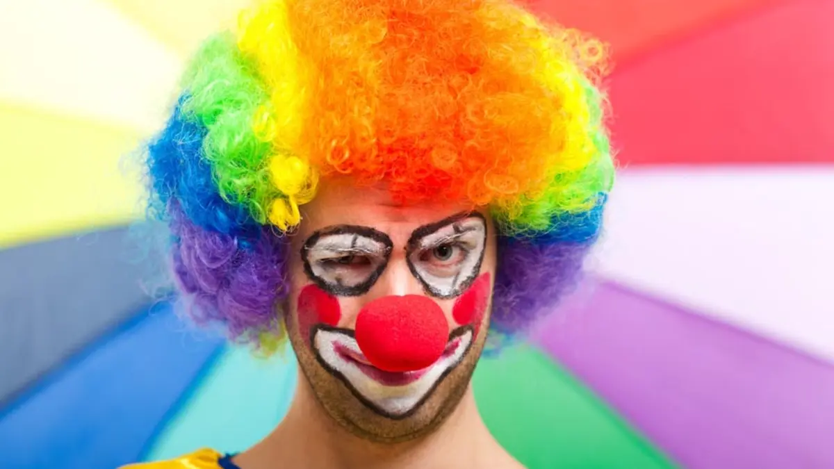 Bunt geschminkter Clown zu Kraneval