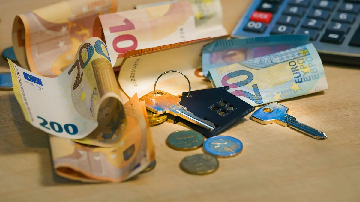 Geldscheine und Münzen auf einem Tisch