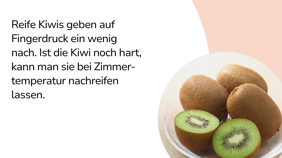 Kiwis mit Text ,,Reife Kiwis geben auf Fingerdruck ein wenig nach. Ist die Kiwi noch hart, kann man sie bei Zimmertemperatur nachreifen lassen."