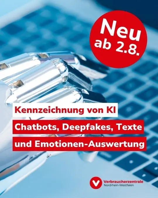 Metallische, silber glänzende Hand über einer Laptop-Tastatur. Text: "Neu ab 2.8: Kennzeichnung von KI. Chatbots, Deepfakes, Texte und Emotionen-Auswertung" sowie Logo der Verbraucherzentrale Nordrhein-Westfalen.