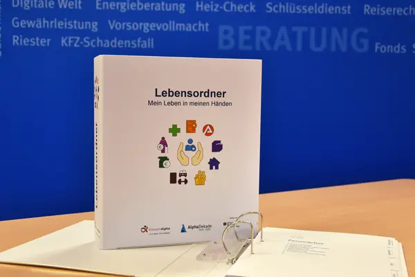 Der Lebensordner steht aufrecht vor einer blauen Hintergrund Wand