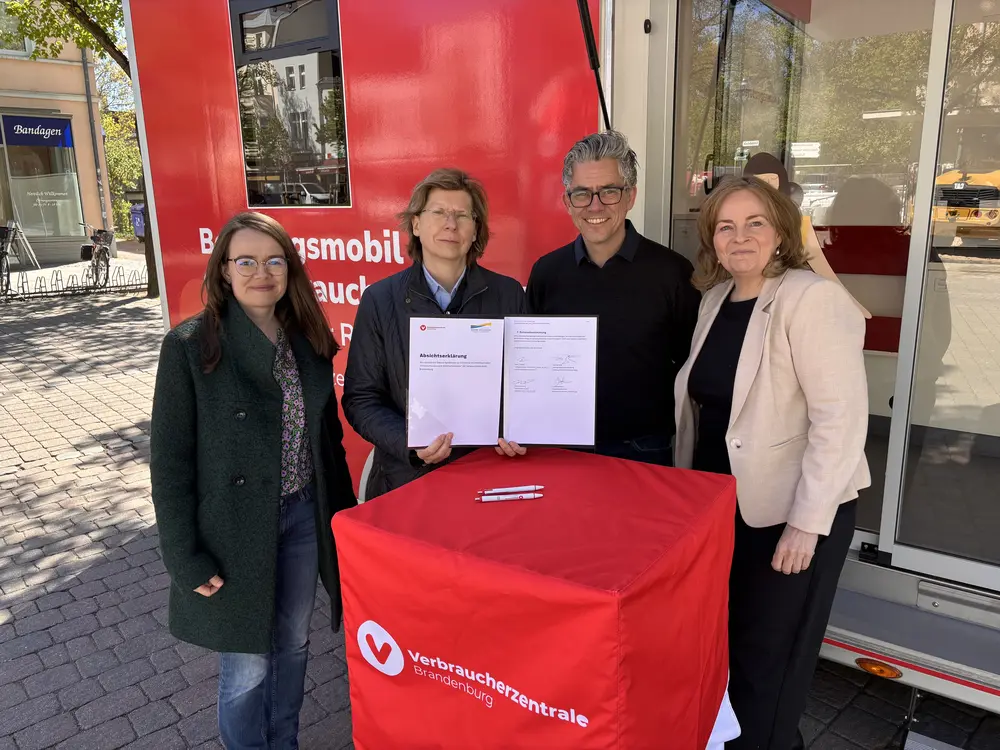 Unterzeichnung der Absichtserklärung vor dem Beratungsmobil der Verbraucherzentrale in Königs Wusterhausen