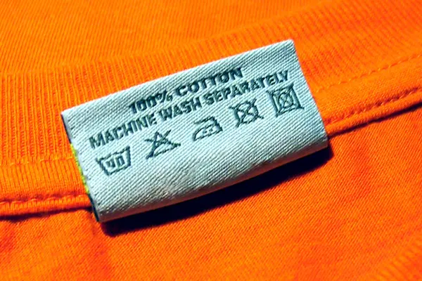 Pflegesymbole in einem T-Shirt