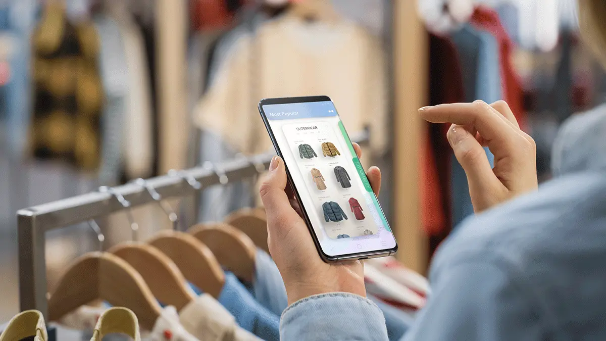 Frau mit Onlineshop für Kleidung auf dem Handy