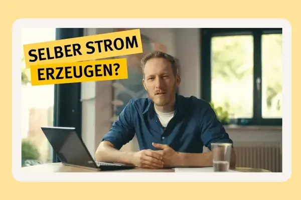 Thumbnail eines YouTube-Videos zum Thema Steckersolar mit einem jungen Mann und dem Schriftzug "Selbst Strom erzeugen?"