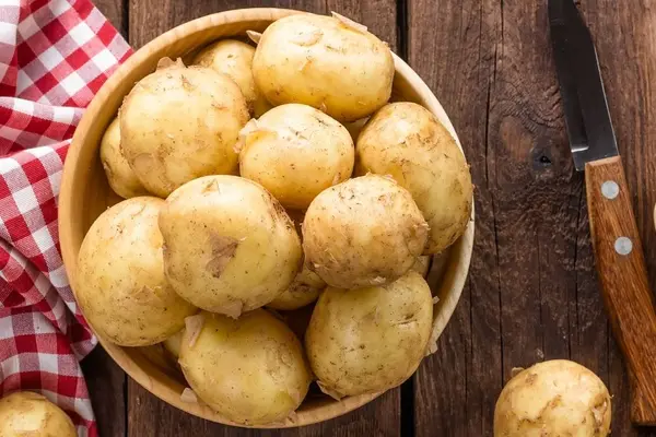 Kartoffeln, ungeschält, in einer Schüssel