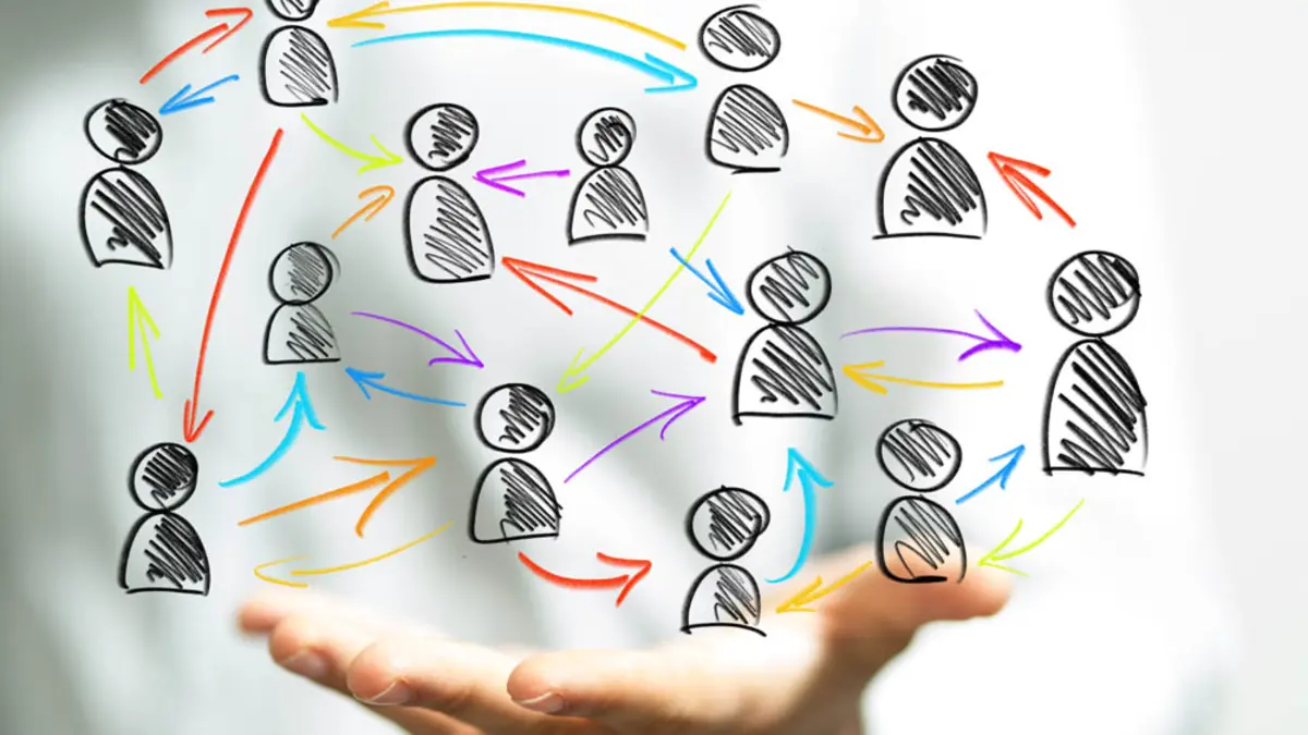 Illustration zur Vernetzung mit Hand und Spielfiguren