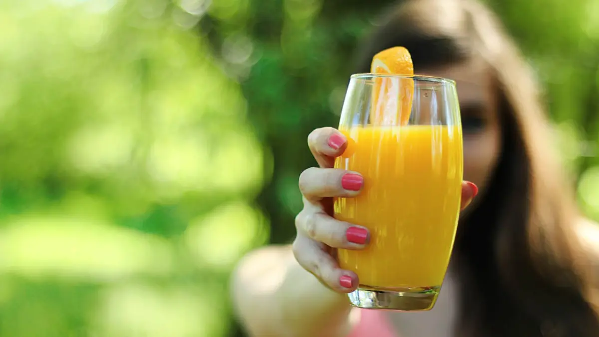 Frau mit Glas Orangensaft