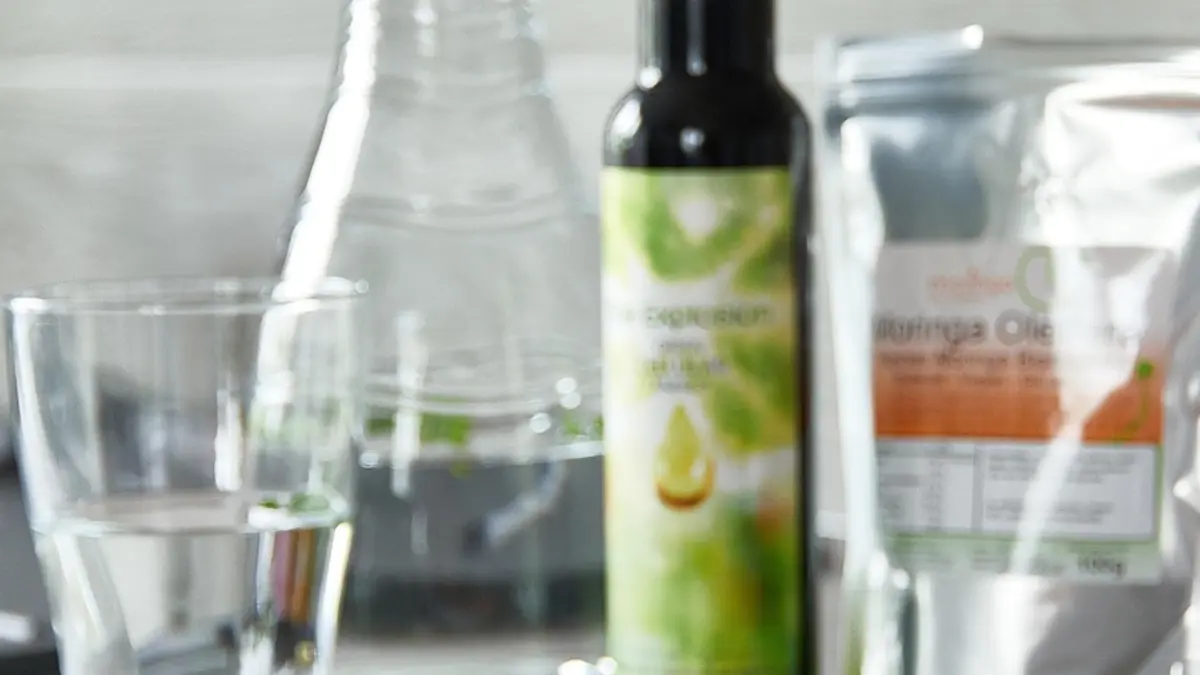 Moringa-Pulver in einer Schale