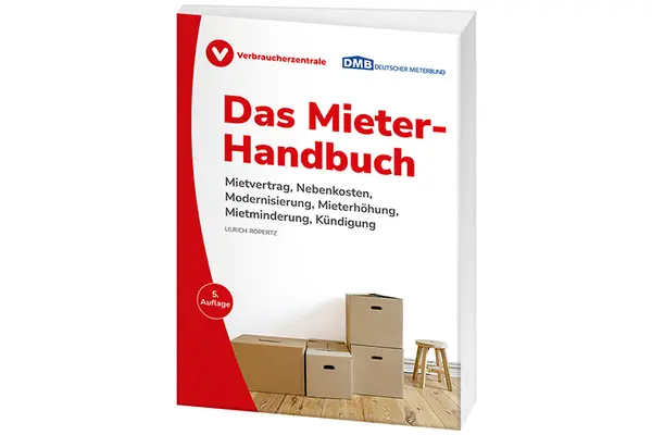 Titelbild des Ratgebers "Das Mieter-Handbuch", ein einem leeren Raum, weiße Wände, Holzboden, steht ein kleiner Stapel mit Umzugkartons
