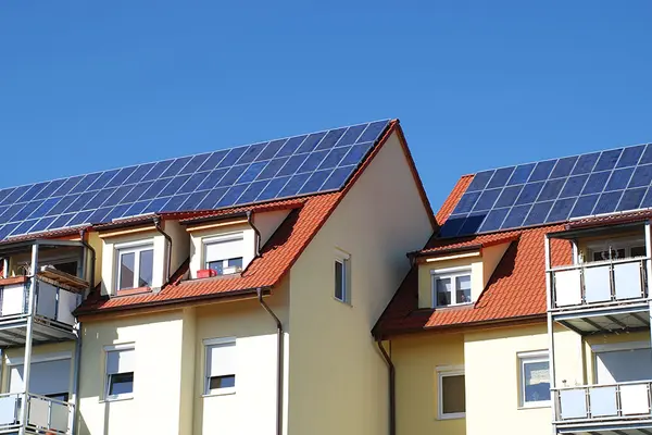 Photovoltaikanlagen auf Dach von Mehrfamilienhäusern