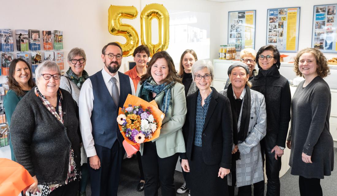 Gruppenfoto mit vielen Menschen. 