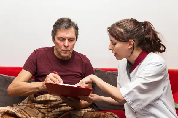 Pflegerin mit Patient