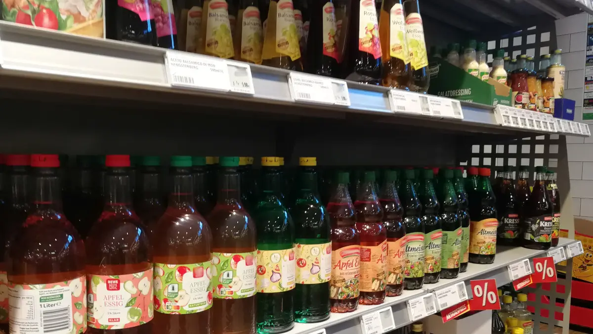 Essig im Supermarktregal