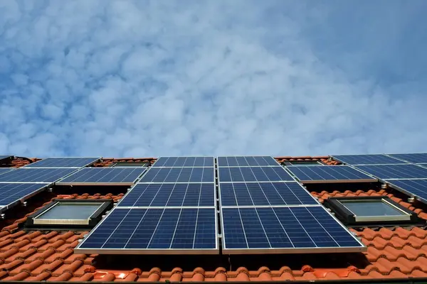 solarplatten auf dem Dach