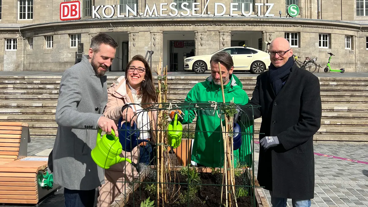 Ausstellungseröffnung Köln Deutz, Besucher gießen Hochbeet