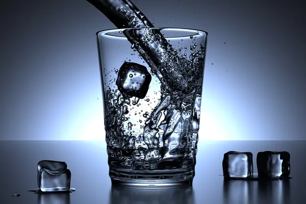 Wasser wird in ein Glas mit Eiswürfeln eingeschenkt