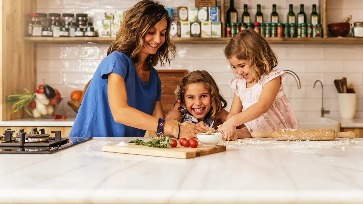 Familie kocht gemeinsam