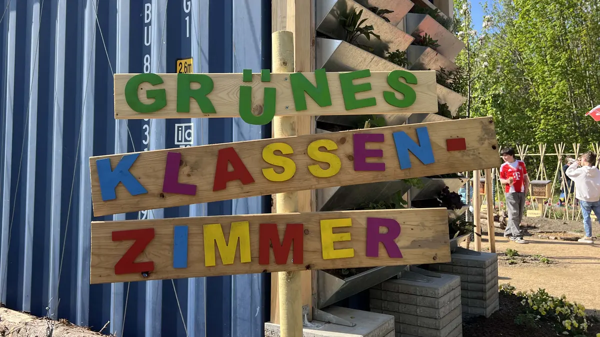 Holzschild mit der Aufschrift Grünes Klassenzimmer in bunten Buchstaben