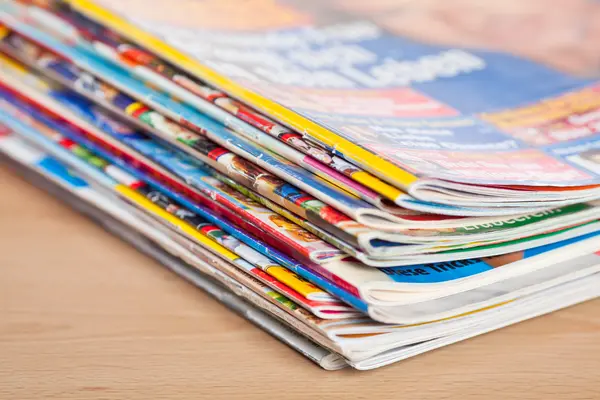 Zeitschriftenstapel auf einem Tisch