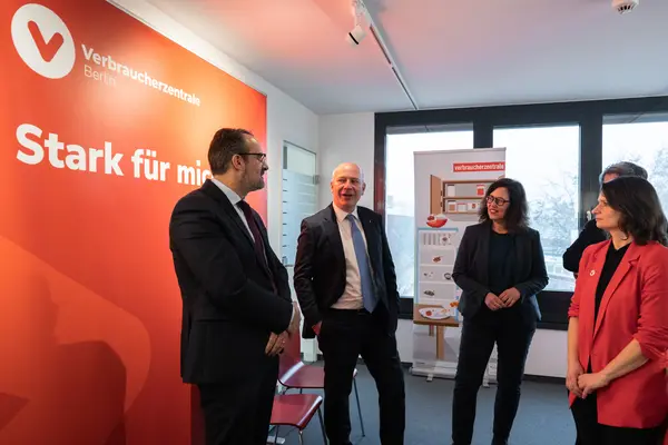 Markus Kamrad, Kai Wegner, Petra Hegemann und Britta Schautz vor einem Roll-Up der Verbraucherzentrale