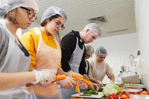 Schülerinnen und Schüler arbeiten in der Küche