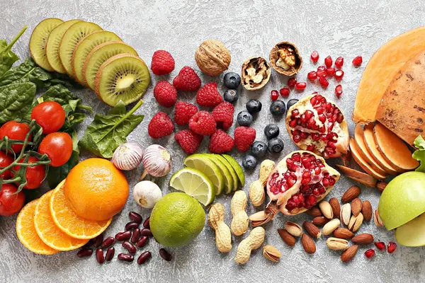 Verschiedenes Obst und Gemüse sowie Nüsse