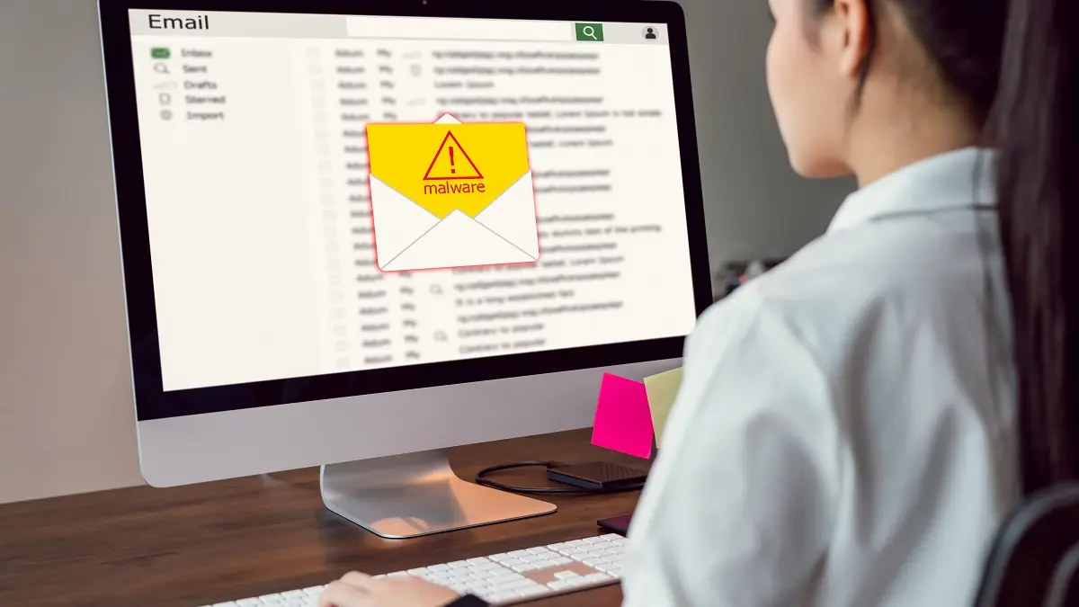 Auf einem Computer wird angezeigt, dass ein Virus gefunden wurde