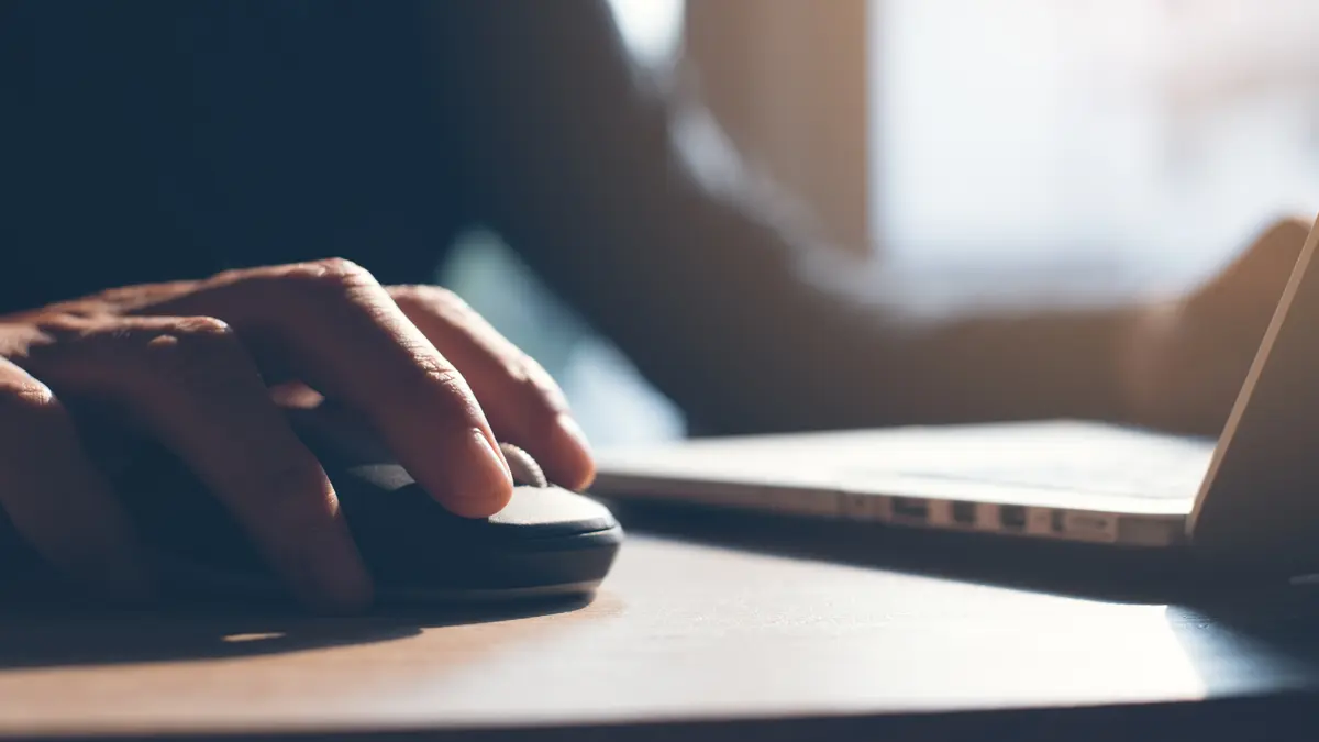 Nahaufnahme einer Hand, die eine Computermaus bedient