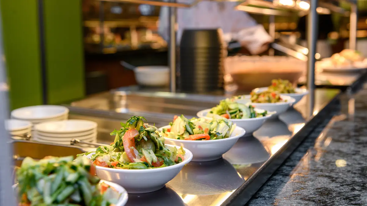 Salatschüssel an der Essensausgabe