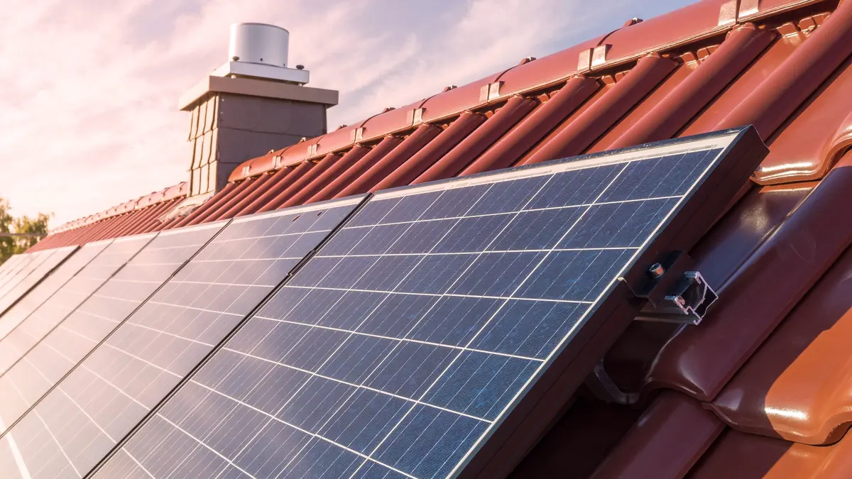 Photovoltaik-Module auf einem schrägen Hausdach.