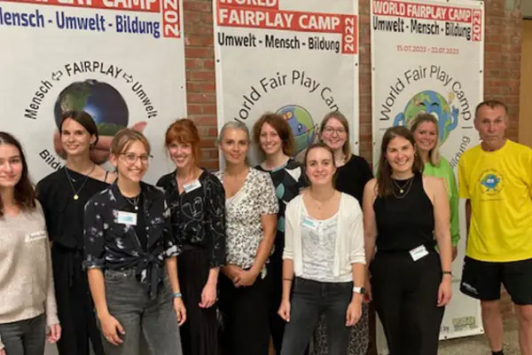 v.r. Herbert Ehlen, Organisator des Camps, Jennifer Meuren, Bürgermeisterin von Blankenheim und das Team vom Projekt MehrWertRevier