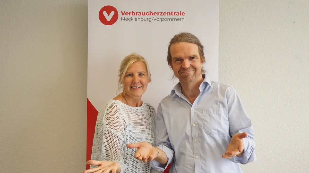 Sabine und Mathias machen einladende Gesten