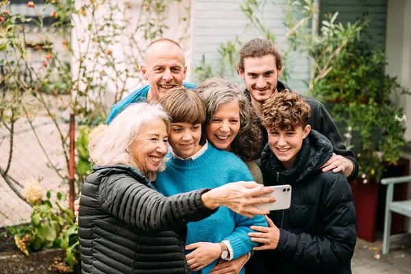 Familie macht ein Selfi mit einem Smartphone.