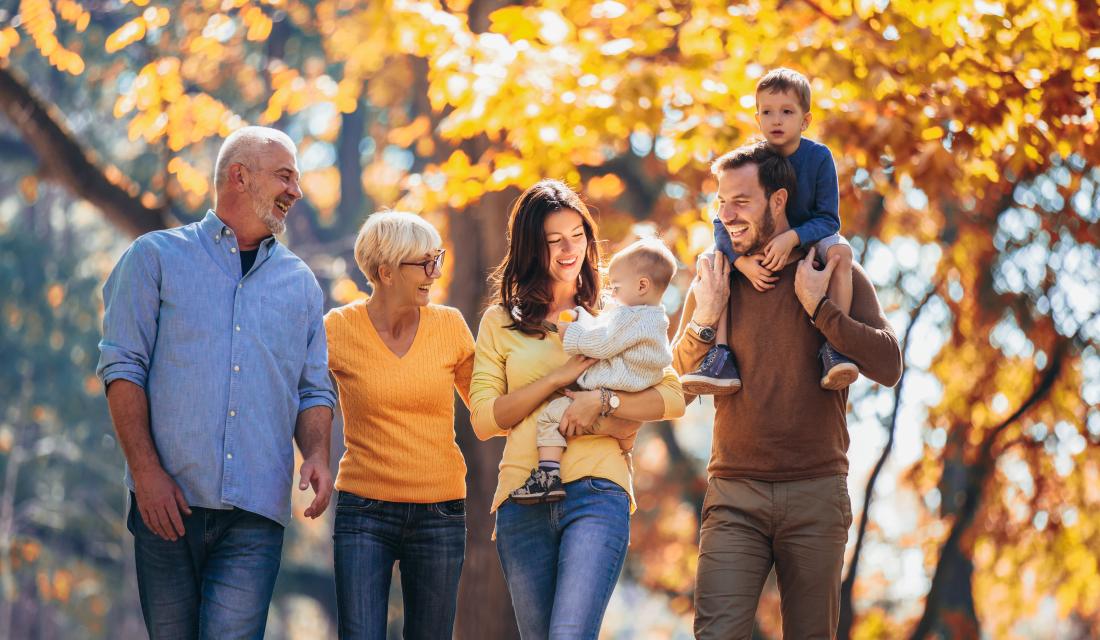 Familie im Park. 3 Generationen