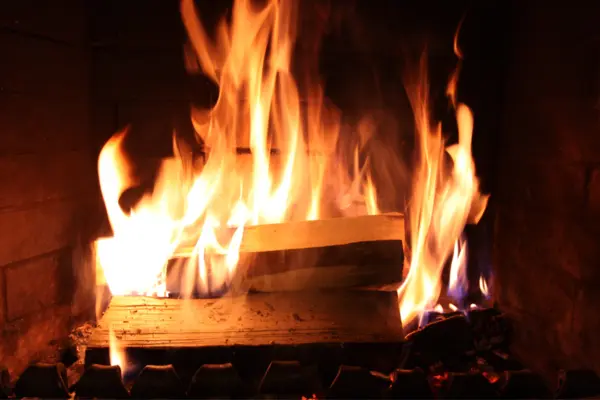 Brennende Holzscheite in einem Kamin.