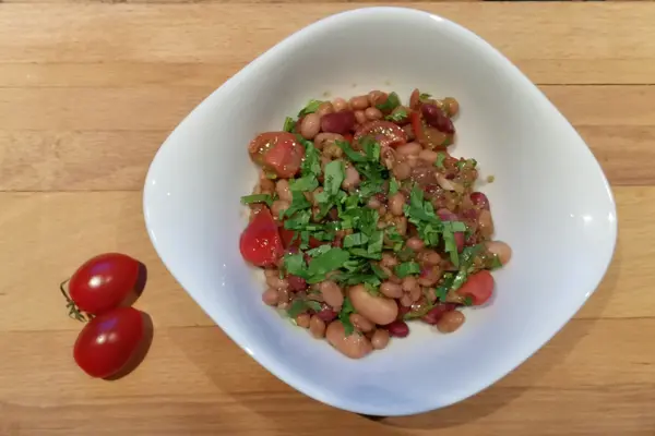 Ein Teller mit Bohnensalat