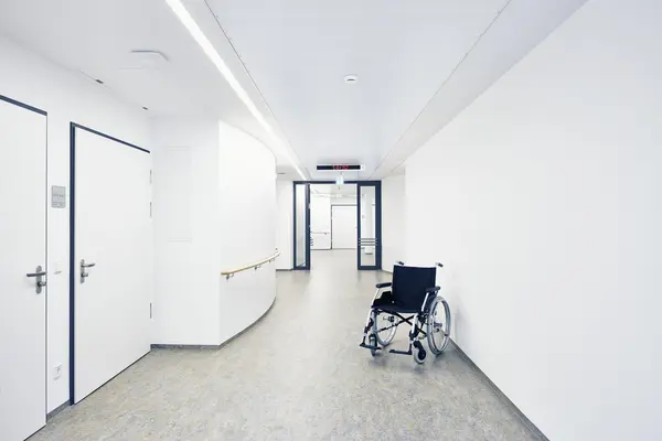 Leerer Rollstuhl in leerem Krankenhausflur