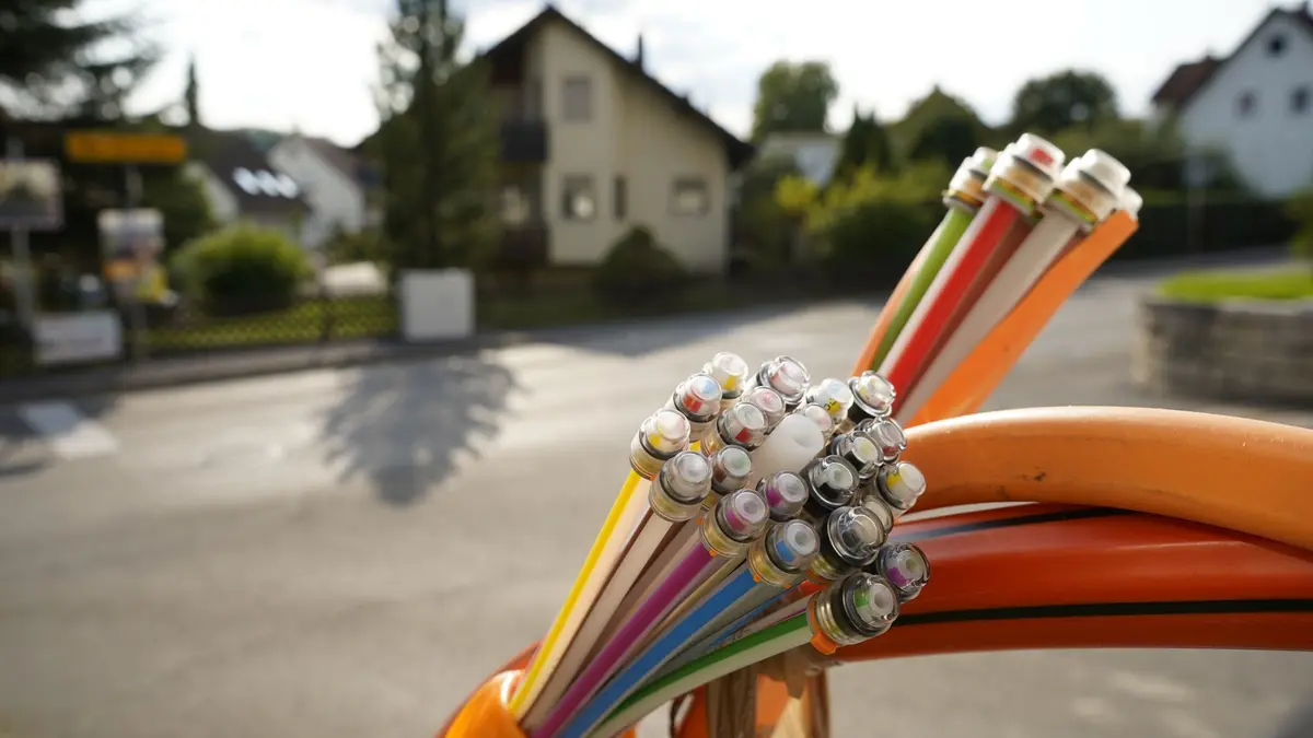 Glasfaserkabel vor einem Haus