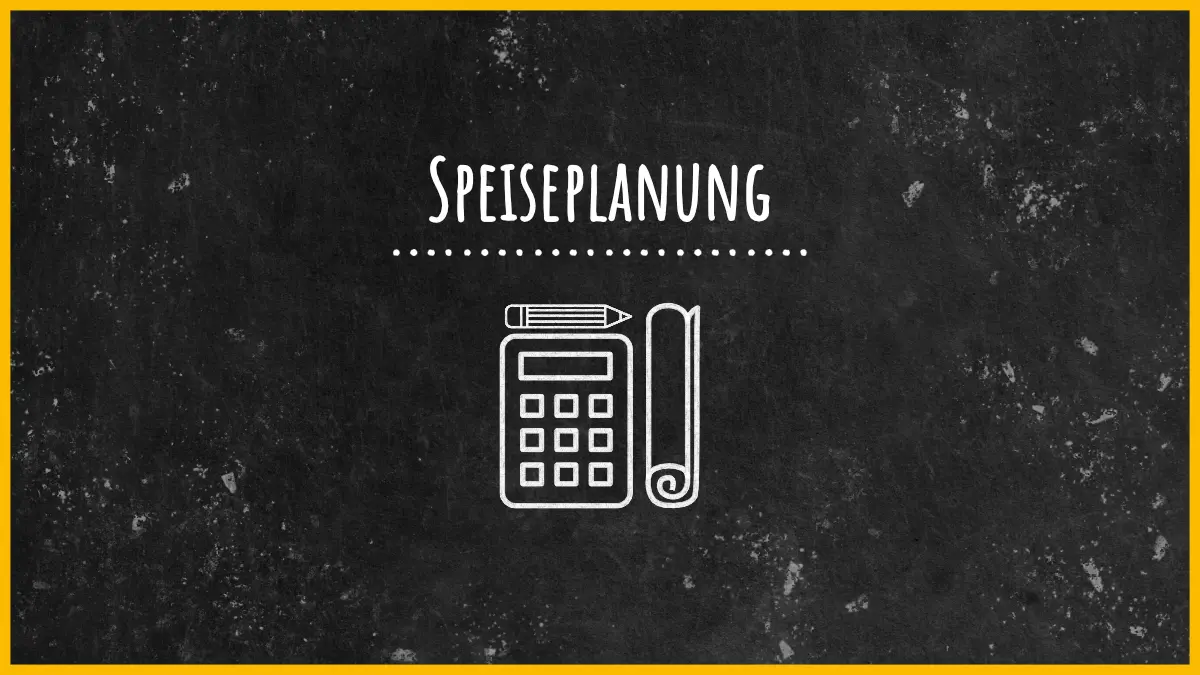 Schwarze Tafel mit Schriftzug Speiseplanung und Kreidebild einer Schriftrolle, eines Bleistift und eines Taschenrechners