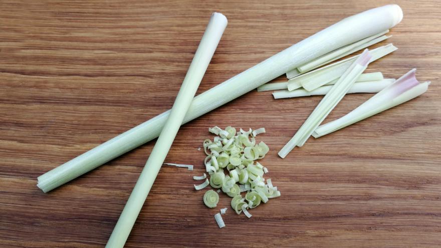 Zitronengras teils geschnitten auf Holzplatte